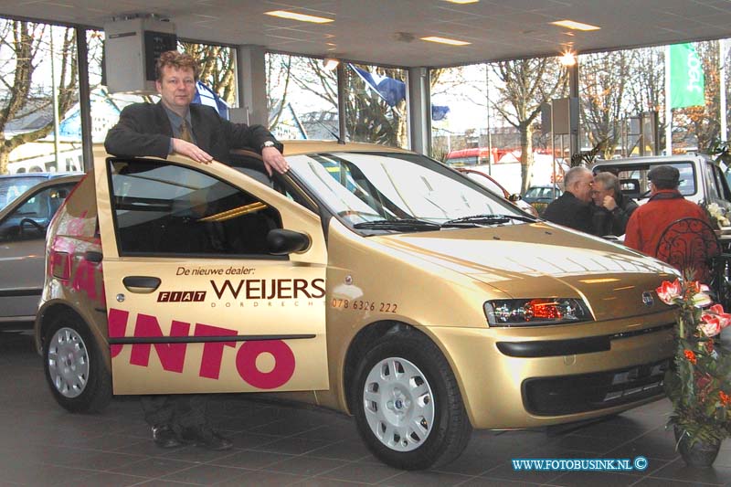 99113003.jpg - DE STEM VAN DORDT :Dordrecht:30-11-1999:nieuwe fiat dealer dhr weijers niverheidsstraat 10 dordrechtDeze digitale foto blijft eigendom van FOTOPERSBURO BUSINK. Wij hanteren de voorwaarden van het N.V.F. en N.V.J. Gebruik van deze foto impliceert dat u bekend bent  en akkoord gaat met deze voorwaarden bij publicatie.EB/ETIENNE BUSINK