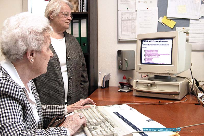 99113006.jpg - DE DORDTENAAR :Dordrecht:30-11-1999:ouderen krijgen computerinternet les in nieuwe zaal van bejaarde tehuis het stadsweil beverwijksplein dordrechtDeze digitale foto blijft eigendom van FOTOPERSBURO BUSINK. Wij hanteren de voorwaarden van het N.V.F. en N.V.J. Gebruik van deze foto impliceert dat u bekend bent  en akkoord gaat met deze voorwaarden bij publicatie.EB/ETIENNE BUSINK