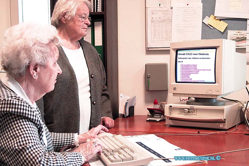 99113007.jpg - DE DORDTENAAR :Dordrecht:30-11-1999:ouderen krijgen computerinternet les in nieuwe zaal van bejaarde tehuis het stadsweil beverwijksplein dordrechtDeze digitale foto blijft eigendom van FOTOPERSBURO BUSINK. Wij hanteren de voorwaarden van het N.V.F. en N.V.J. Gebruik van deze foto impliceert dat u bekend bent  en akkoord gaat met deze voorwaarden bij publicatie.EB/ETIENNE BUSINK