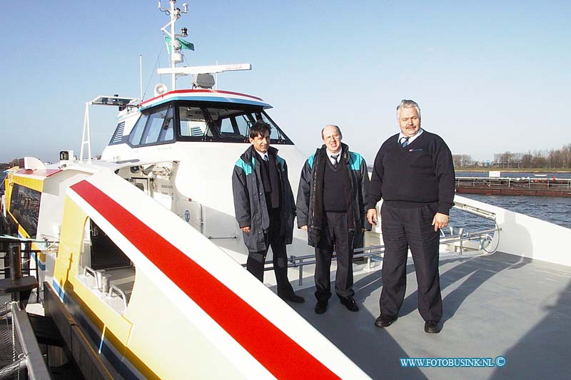 99120102.jpg - NETWERK/STADSVERVOER :Dordrecht:01-12-1999:Foto van twee personeelsleden van de nieuwe waterbus: kapitein Alexvan Besoyen en steward Aard KopDeze digitale foto blijft eigendom van FOTOPERSBURO BUSINK. Wij hanteren de voorwaarden van het N.V.F. en N.V.J. Gebruik van deze foto impliceert dat u bekend bent  en akkoord gaat met deze voorwaarden bij publicatie.EB/ETIENNE BUSINK