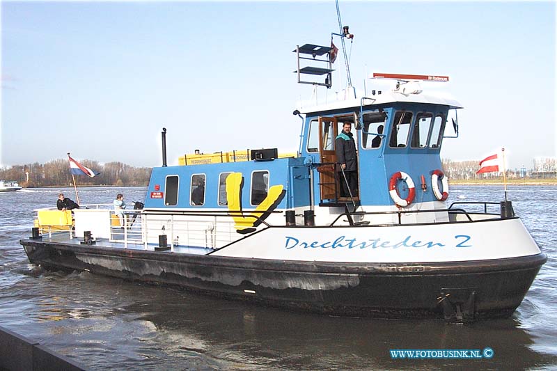 99120103.jpg - NETWERK/STADSVERVOER :Dordrecht:01-12-1999:de oude veerpont tussen dordrecht en papendrecht gaat op den duur verdwijnen en wordt door de water bussen over genomenvan Besoyen en steward Aard KopDeze digitale foto blijft eigendom van FOTOPERSBURO BUSINK. Wij hanteren de voorwaarden van het N.V.F. en N.V.J. Gebruik van deze foto impliceert dat u bekend bent  en akkoord gaat met deze voorwaarden bij publicatie.EB/ETIENNE BUSINK