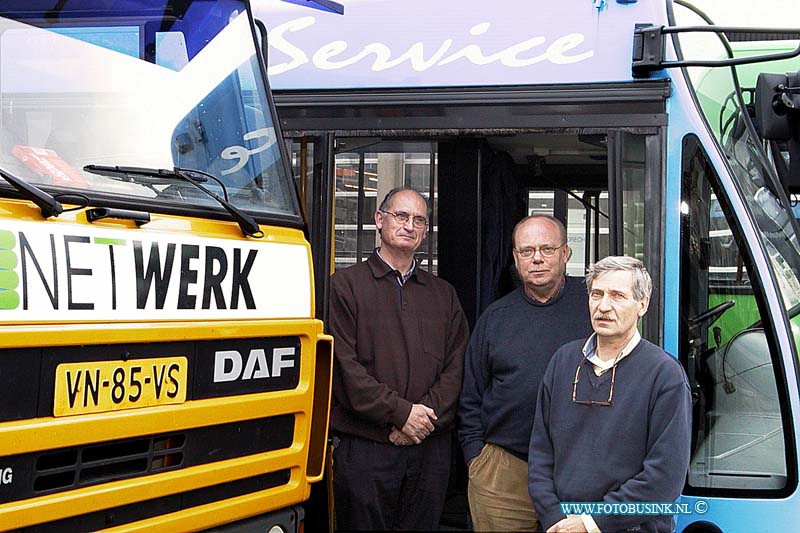 99120108.jpg - NETWERK/STADSVERVOER :Dordrecht:01-12-1999:Foto van drie Netwerkers die formeel overstappen naar Stadsvervoer.In de praktijk werkten ze eigenlijk al grotendeels voor Stadsvervoer.Het gaat om Deen Slieker, Jacquesvan Rooden en Theo van der Zee. Ze hebben alledrie een kantoorbaanDeze digitale foto blijft eigendom van FOTOPERSBURO BUSINK. Wij hanteren de voorwaarden van het N.V.F. en N.V.J. Gebruik van deze foto impliceert dat u bekend bent  en akkoord gaat met deze voorwaarden bij publicatie.EB/ETIENNE BUSINK