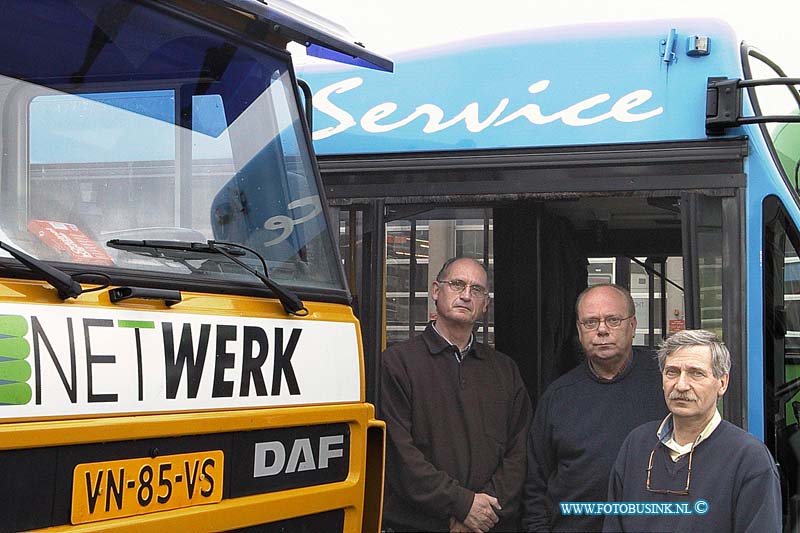 99120109.jpg - NETWERK/STADSVERVOER :Dordrecht:01-12-1999:Foto van drie Netwerkers die formeel overstappen naar Stadsvervoer.In de praktijk werkten ze eigenlijk al grotendeels voor Stadsvervoer.Het gaat om Deen Slieker, Jacquesvan Rooden en Theo van der Zee. Ze hebben alledrie een kantoorbaanDeze digitale foto blijft eigendom van FOTOPERSBURO BUSINK. Wij hanteren de voorwaarden van het N.V.F. en N.V.J. Gebruik van deze foto impliceert dat u bekend bent  en akkoord gaat met deze voorwaarden bij publicatie.EB/ETIENNE BUSINK