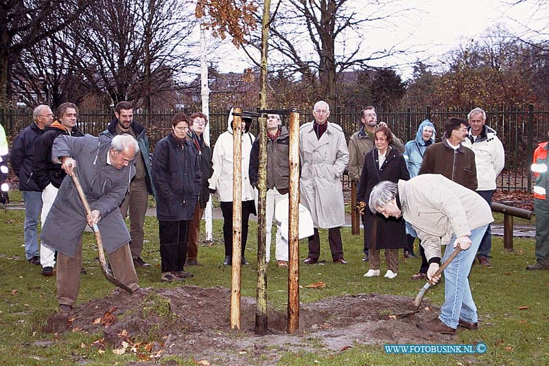 99120302.jpg - DE DORDTENAAR :Dordrecht:03-12-1999:boekje gepresenteerd over een wandeling door het Wantijpark, opgedragen aan de overleden natuurgidsTon Olthof. Dat gebeurt in het Wantijpark, Deze digitale foto blijft eigendom van FOTOPERSBURO BUSINK. Wij hanteren de voorwaarden van het N.V.F. en N.V.J. Gebruik van deze foto impliceert dat u bekend bent  en akkoord gaat met deze voorwaarden bij publicatie.EB/ETIENNE BUSINK