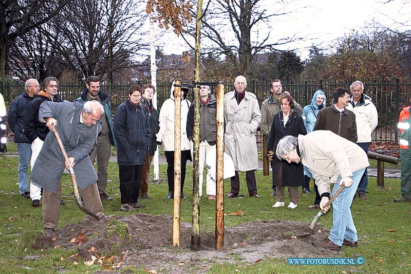 99120305.jpg - DE STEM VAN DORDT :Dordrecht:03-12-1999:boekje gepresenteerd over een wandeling door het Wantijpark, opgedragen aan de overleden natuurgidsTon Olthof. Dat gebeurt in het Wantijpark, Deze digitale foto blijft eigendom van FOTOPERSBURO BUSINK. Wij hanteren de voorwaarden van het N.V.F. en N.V.J. Gebruik van deze foto impliceert dat u bekend bent  en akkoord gaat met deze voorwaarden bij publicatie.EB/ETIENNE BUSINK