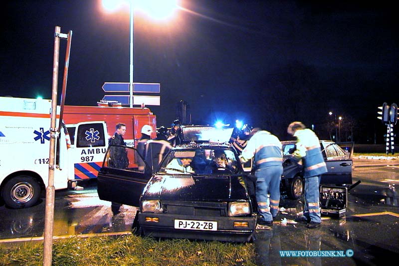 99120402.jpg - DE STEM VAN DORDT :Dordrecht:04-12-1999:aanrijding door storm en slechtweer laan de v.n. oprit rw a16 3 gewonden 1 man bekneld.Deze digitale foto blijft eigendom van FOTOPERSBURO BUSINK. Wij hanteren de voorwaarden van het N.V.F. en N.V.J. Gebruik van deze foto impliceert dat u bekend bent  en akkoord gaat met deze voorwaarden bij publicatie.EB/ETIENNE BUSINK