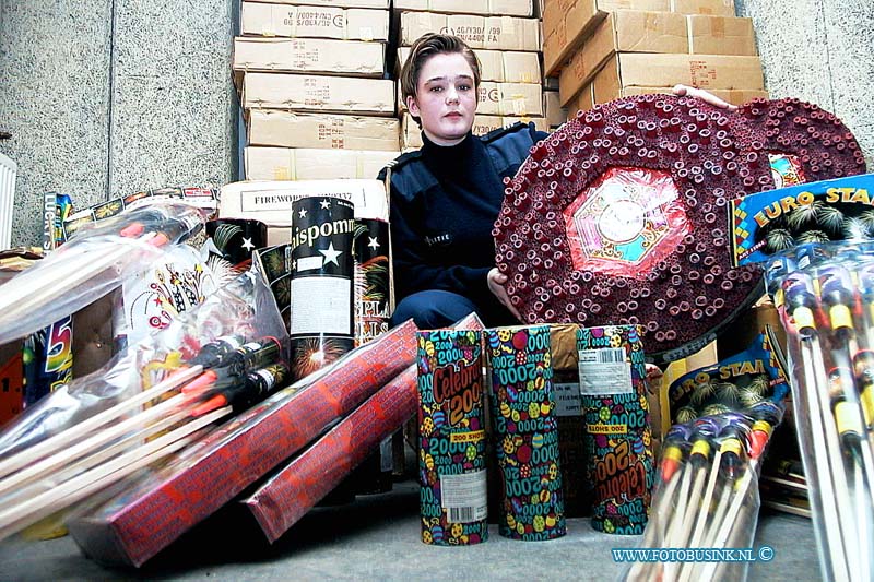 99120407.jpg - DE DORDTENAAR :hendrik ido ambacht:04-12-1999:de politie zhz vangt 1000 kilo illigaa lvuurwerk in de hygensstraat het vuurwerk is in beslag genomen in een bunker van de politie opgeslagen tot het verneitigt wordtDeze digitale foto blijft eigendom van FOTOPERSBURO BUSINK. Wij hanteren de voorwaarden van het N.V.F. en N.V.J. Gebruik van deze foto impliceert dat u bekend bent  en akkoord gaat met deze voorwaarden bij publicatie.EB/ETIENNE BUSINK