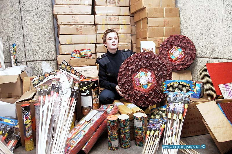 99120409.jpg - DE STEM VAN DORDT :hendrik ido ambacht:04-12-1999:de politie zhz vangt 1000 kilo illigaa lvuurwerk in de hygensstraat het vuurwerk is in beslag genomen in een bunker van de politie opgeslagen tot het verneitigt wordtDeze digitale foto blijft eigendom van FOTOPERSBURO BUSINK. Wij hanteren de voorwaarden van het N.V.F. en N.V.J. Gebruik van deze foto impliceert dat u bekend bent  en akkoord gaat met deze voorwaarden bij publicatie.EB/ETIENNE BUSINK