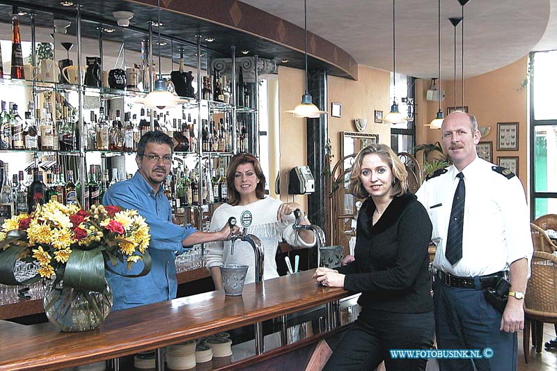 99120411.jpg - DE DORDTENAAR :Gorinchem:04-12-1999:overleg uitgangs leven politie en horica en gemeente in cafe restaurtant van e neiuwe kolfbaan torenstraatDeze digitale foto blijft eigendom van FOTOPERSBURO BUSINK. Wij hanteren de voorwaarden van het N.V.F. en N.V.J. Gebruik van deze foto impliceert dat u bekend bent  en akkoord gaat met deze voorwaarden bij publicatie.EB/ETIENNE BUSINK