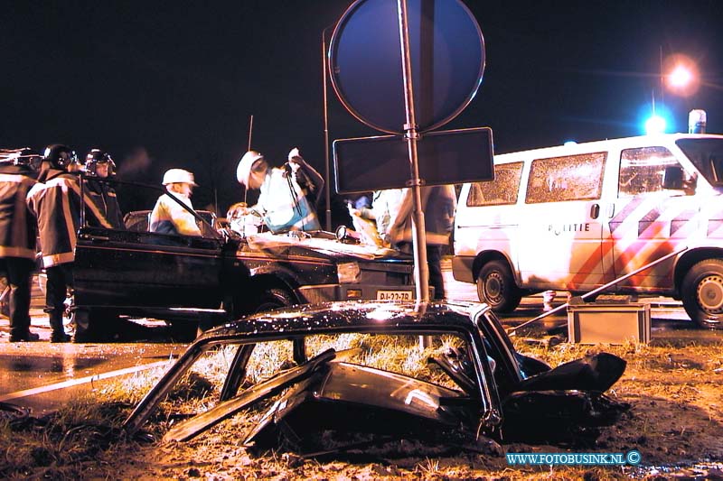 99120414.jpg - DE DORDTENAAR :Dordrecht:04-12-1999:aanrijding door storm en slechtweer laan de v.n. oprit rw a16 3 gewonden 1 man bekneld.GEEN VOORRANGDORDRECHT - Bij het afslaan naar de oprit van de rijksweg heeft een auto geen voorrang verleend aan een ander voertuig. De 26-jarige bestuurder uit Dordrecht reed op zaterdagavond 4 december 1999 over de Laan der Verenigde Naties in Dordrecht en sloeg linksaf de oprit op. Ook over de Laan der Verenigde Naties, maar van de andere kant kwam een andere wagen. De twee botsten. De 43-jarige bestuurder uit Dordrecht en een 43-jarige inzittende ook uit Dordrecht raakten gewond. Deze digitale foto blijft eigendom van FOTOPERSBURO BUSINK. Wij hanteren de voorwaarden van het N.V.F. en N.V.J. Gebruik van deze foto impliceert dat u bekend bent  en akkoord gaat met deze voorwaarden bij publicatie.EB/ETIENNE BUSINK