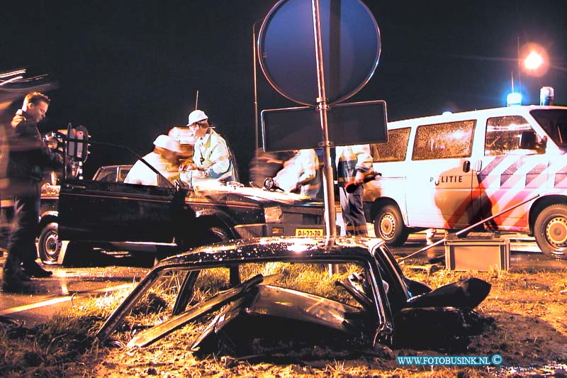 99120415.jpg - DE STEM VAN DORDT :Dordrecht:04-12-1999:aanrijding door storm en slechtweer laan de v.n. oprit rw a16 3 gewonden 1 man bekneld.GEEN VOORRANGDORDRECHT - Bij het afslaan naar de oprit van de rijksweg heeft een auto geen voorrang verleend aan een ander voertuig. De 26-jarige bestuurder uit Dordrecht reed op zaterdagavond 4 december 1999 over de Laan der Verenigde Naties in Dordrecht en sloeg linksaf de oprit op. Ook over de Laan der Verenigde Naties, maar van de andere kant kwam een andere wagen. De twee botsten. De 43-jarige bestuurder uit Dordrecht en een 43-jarige inzittende ook uit Dordrecht raakten gewond. Deze digitale foto blijft eigendom van FOTOPERSBURO BUSINK. Wij hanteren de voorwaarden van het N.V.F. en N.V.J. Gebruik van deze foto impliceert dat u bekend bent  en akkoord gaat met deze voorwaarden bij publicatie.EB/ETIENNE BUSINK