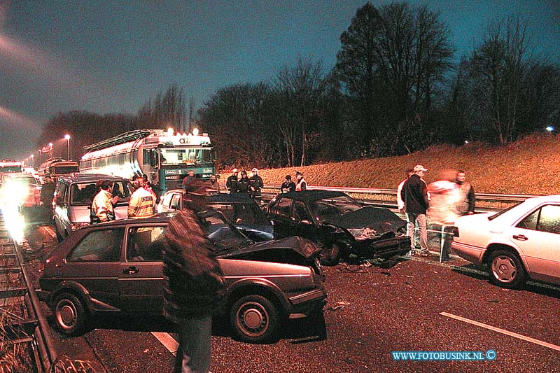 99120603.jpg - HET ROTTERDAMS DAGBLAD :Hardingsveld:06-12-1999:ongeval met 8 auto's rw a15 t./h van hadringsveld/giessendam 5 gewonden 2 mensen bekneld.de rijksweg was ongeveer 3 uur lang gestrem voor al het verkeer Deze digitale foto blijft eigendom van FOTOPERSBURO BUSINK. Wij hanteren de voorwaarden van het N.V.F. en N.V.J. Gebruik van deze foto impliceert dat u bekend bent  en akkoord gaat met deze voorwaarden bij publicatie.EB/ETIENNE BUSINK