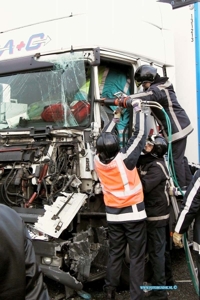 99120701.jpg - WFA :Dordrecht:07-12-1999:ongeval 2 vrachtwagen rw a16 t/h van dordrecht tussen afslag s'gravendeel en de meordijbrug 1 vrachtwagen chauffeur raakt zo bekenld dat de brandweer en het ftaumahelikopter team zwaar gereedschap en matrieel moest in zetten op de zwaar gewonden chauffeur te bevrijden uit zijn kabine de rijksweg was ongeveer 2uur gestremt voor het verkeer dit leverde een enorme file op.Deze digitale foto blijft eigendom van FOTOPERSBURO BUSINK. Wij hanteren de voorwaarden van het N.V.F. en N.V.J. Gebruik van deze foto impliceert dat u bekend bent  en akkoord gaat met deze voorwaarden bij publicatie.EB/ETIENNE BUSINK