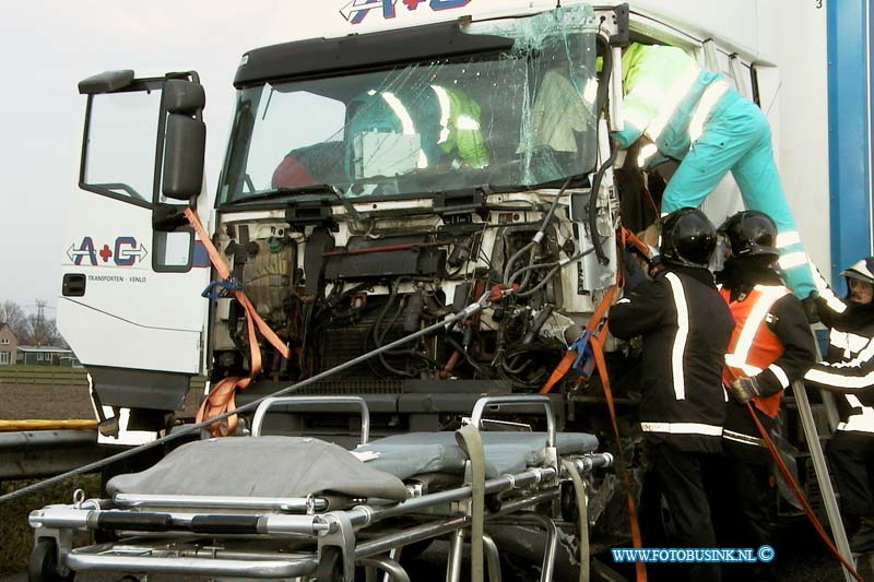 99120702.jpg - WFA :Dordrecht:07-12-1999:ongeval 2 vrachtwagen rw a16 t/h van dordrecht tussen afslag s'gravendeel en de meordijbrug 1 vrachtwagen chauffeur raakt zo bekenld dat de brandweer en het ftaumahelikopter team zwaar gereedschap en matrieel moest in zetten op de zwaar gewonden chauffeur te bevrijden uit zijn kabine de rijksweg was ongeveer 2uur gestremt voor het verkeer dit leverde een enorme file op.Deze digitale foto blijft eigendom van FOTOPERSBURO BUSINK. Wij hanteren de voorwaarden van het N.V.F. en N.V.J. Gebruik van deze foto impliceert dat u bekend bent  en akkoord gaat met deze voorwaarden bij publicatie.EB/ETIENNE BUSINK