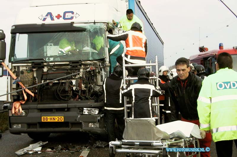 99120703.jpg - WFA :Dordrecht:07-12-1999:ongeval 2 vrachtwagen rw a16 t/h van dordrecht tussen afslag s'gravendeel en de meordijbrug 1 vrachtwagen chauffeur raakt zo bekenld dat de brandweer en het ftaumahelikopter team zwaar gereedschap en matrieel moest in zetten op de zwaar gewonden chauffeur te bevrijden uit zijn kabine de rijksweg was ongeveer 2uur gestremt voor het verkeer dit leverde een enorme file op.Deze digitale foto blijft eigendom van FOTOPERSBURO BUSINK. Wij hanteren de voorwaarden van het N.V.F. en N.V.J. Gebruik van deze foto impliceert dat u bekend bent  en akkoord gaat met deze voorwaarden bij publicatie.EB/ETIENNE BUSINK