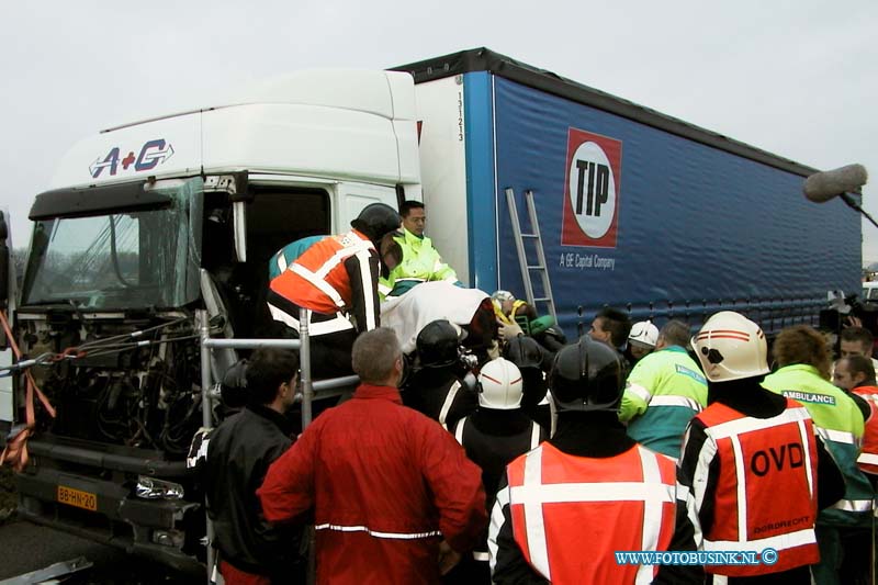 99120704.jpg - WFA :Dordrecht:07-12-1999:ongeval 2 vrachtwagen rw a16 t/h van dordrecht tussen afslag s'gravendeel en de meordijbrug 1 vrachtwagen chauffeur raakt zo bekenld dat de brandweer en het ftaumahelikopter team zwaar gereedschap en matrieel moest in zetten op de zwaar gewonden chauffeur te bevrijden uit zijn kabine de rijksweg was ongeveer 2uur gestremt voor het verkeer dit leverde een enorme file op.Deze digitale foto blijft eigendom van FOTOPERSBURO BUSINK. Wij hanteren de voorwaarden van het N.V.F. en N.V.J. Gebruik van deze foto impliceert dat u bekend bent  en akkoord gaat met deze voorwaarden bij publicatie.EB/ETIENNE BUSINK