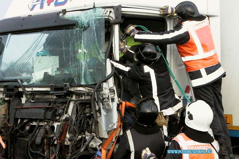 99120705.jpg - RD :Dordrecht:07-12-1999:ongeval 2 vrachtwagen rw a16 t/h van dordrecht tussen afslag s'gravendeel en de meordijbrug 1 vrachtwagen chauffeur raakt zo bekenld dat de brandweer en het ftaumahelikopter team zwaar gereedschap en matrieel moest in zetten op de zwaar gewonden chauffeur te bevrijden uit zijn kabine de rijksweg was ongeveer 2uur gestremt voor het verkeer dit leverde een enorme file op.Deze digitale foto blijft eigendom van FOTOPERSBURO BUSINK. Wij hanteren de voorwaarden van het N.V.F. en N.V.J. Gebruik van deze foto impliceert dat u bekend bent  en akkoord gaat met deze voorwaarden bij publicatie.EB/ETIENNE BUSINK