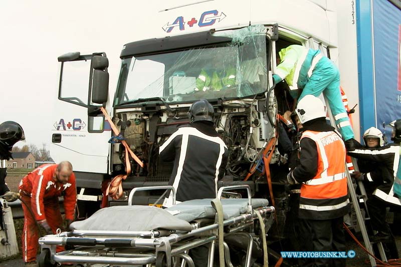 99120706.jpg - RD :Dordrecht:07-12-1999:ongeval 2 vrachtwagen rw a16 t/h van dordrecht tussen afslag s'gravendeel en de meordijbrug 1 vrachtwagen chauffeur raakt zo bekenld dat de brandweer en het ftaumahelikopter team zwaar gereedschap en matrieel moest in zetten op de zwaar gewonden chauffeur te bevrijden uit zijn kabine de rijksweg was ongeveer 2uur gestremt voor het verkeer dit leverde een enorme file op.Deze digitale foto blijft eigendom van FOTOPERSBURO BUSINK. Wij hanteren de voorwaarden van het N.V.F. en N.V.J. Gebruik van deze foto impliceert dat u bekend bent  en akkoord gaat met deze voorwaarden bij publicatie.EB/ETIENNE BUSINK