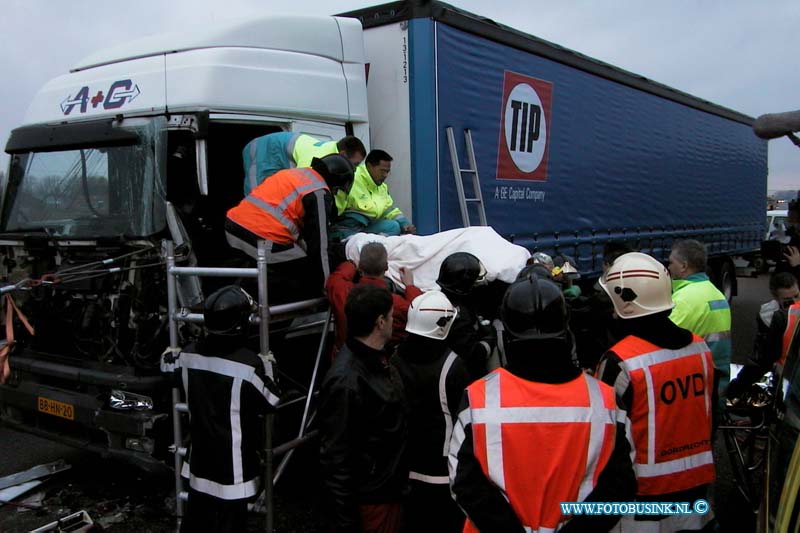 99120707.jpg - RD :Dordrecht:07-12-1999:ongeval 2 vrachtwagen rw a16 t/h van dordrecht tussen afslag s'gravendeel en de meordijbrug 1 vrachtwagen chauffeur raakt zo bekenld dat de brandweer en het ftaumahelikopter team zwaar gereedschap en matrieel moest in zetten op de zwaar gewonden chauffeur te bevrijden uit zijn kabine de rijksweg was ongeveer 2uur gestremt voor het verkeer dit leverde een enorme file op.Deze digitale foto blijft eigendom van FOTOPERSBURO BUSINK. Wij hanteren de voorwaarden van het N.V.F. en N.V.J. Gebruik van deze foto impliceert dat u bekend bent  en akkoord gaat met deze voorwaarden bij publicatie.EB/ETIENNE BUSINK