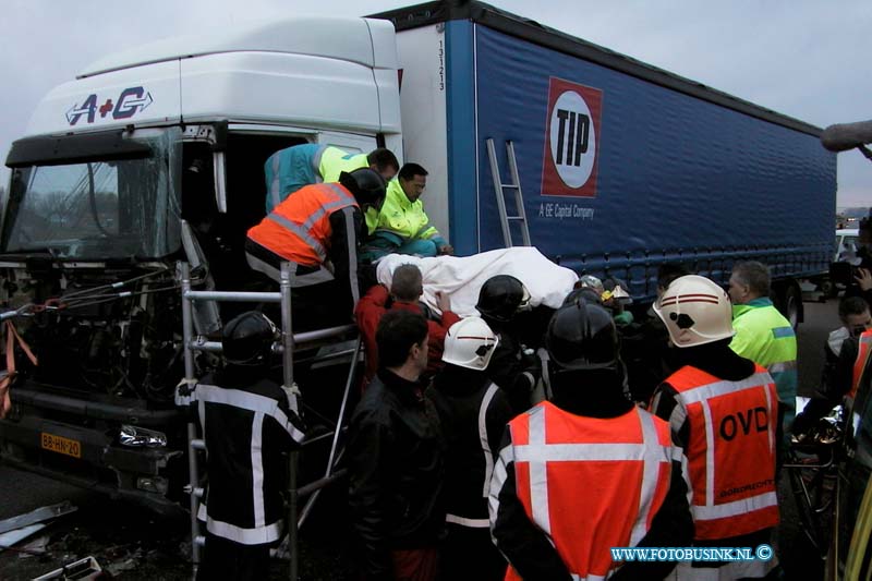 99120707.jpg - RD :Dordrecht:07-12-1999:ongeval 2 vrachtwagen rw a16 t/h van dordrecht tussen afslag s'gravendeel en de meordijbrug 1 vrachtwagen chauffeur raakt zo bekenld dat de brandweer en het ftaumahelikopter team zwaar gereedschap en matrieel moest in zetten op de zwaar gewonden chauffeur te bevrijden uit zijn kabine de rijksweg was ongeveer 2uur gestremt voor het verkeer dit leverde een enorme file op.Deze digitale foto blijft eigendom van FOTOPERSBURO BUSINK. Wij hanteren de voorwaarden van het N.V.F. en N.V.J. Gebruik van deze foto impliceert dat u bekend bent  en akkoord gaat met deze voorwaarden bij publicatie.EB/ETIENNE BUSINK