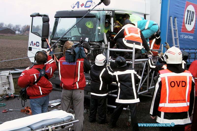 99120709.jpg - DD :Dordrecht:07-12-1999:ongeval 2 vrachtwagen rw a16 t/h van dordrecht tussen afslag s'gravendeel en de meordijbrug 1 vrachtwagen chauffeur raakt zo bekenld dat de brandweer en het ftaumahelikopter team zwaar gereedschap en matrieel moest in zetten op de zwaar gewonden chauffeur te bevrijden uit zijn kabine de rijksweg was ongeveer 2uur gestremt voor het verkeer dit leverde een enorme file op.Deze digitale foto blijft eigendom van FOTOPERSBURO BUSINK. Wij hanteren de voorwaarden van het N.V.F. en N.V.J. Gebruik van deze foto impliceert dat u bekend bent  en akkoord gaat met deze voorwaarden bij publicatie.EB/ETIENNE BUSINK