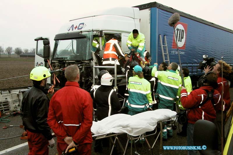 99120710.jpg - DD :Dordrecht:07-12-1999:ongeval 2 vrachtwagen rw a16 t/h van dordrecht tussen afslag s'gravendeel en de meordijbrug 1 vrachtwagen chauffeur raakt zo bekenld dat de brandweer en het ftaumahelikopter team zwaar gereedschap en matrieel moest in zetten op de zwaar gewonden chauffeur te bevrijden uit zijn kabine de rijksweg was ongeveer 2uur gestremt voor het verkeer dit leverde een enorme file op.Deze digitale foto blijft eigendom van FOTOPERSBURO BUSINK. Wij hanteren de voorwaarden van het N.V.F. en N.V.J. Gebruik van deze foto impliceert dat u bekend bent  en akkoord gaat met deze voorwaarden bij publicatie.EB/ETIENNE BUSINK