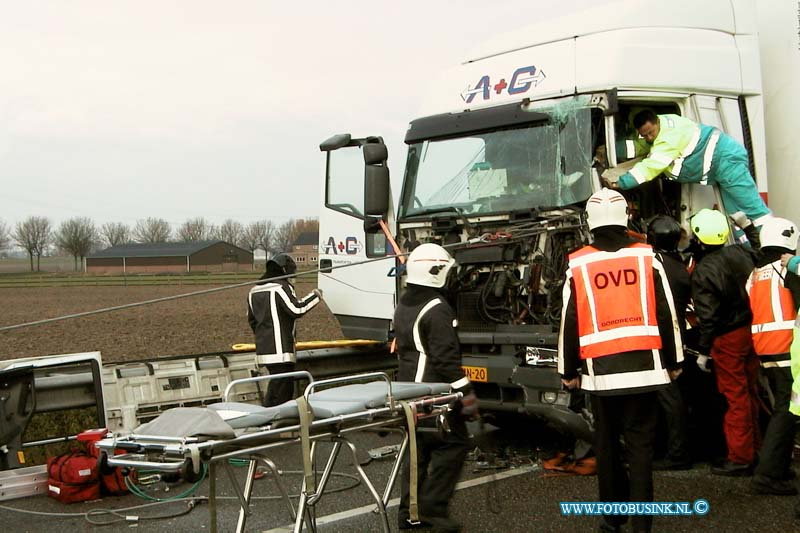 99120711.jpg - DSVD :Dordrecht:07-12-1999:ongeval 2 vrachtwagen rw a16 t/h van dordrecht tussen afslag s'gravendeel en de meordijbrug 1 vrachtwagen chauffeur raakt zo bekenld dat de brandweer en het ftaumahelikopter team zwaar gereedschap en matrieel moest in zetten op de zwaar gewonden chauffeur te bevrijden uit zijn kabine de rijksweg was ongeveer 2uur gestremt voor het verkeer dit leverde een enorme file op.Deze digitale foto blijft eigendom van FOTOPERSBURO BUSINK. Wij hanteren de voorwaarden van het N.V.F. en N.V.J. Gebruik van deze foto impliceert dat u bekend bent  en akkoord gaat met deze voorwaarden bij publicatie.EB/ETIENNE BUSINK