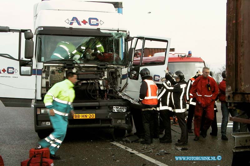 99120712.jpg - DSVD :Dordrecht:07-12-1999:ongeval 2 vrachtwagen rw a16 t/h van dordrecht tussen afslag s'gravendeel en de meordijbrug 1 vrachtwagen chauffeur raakt zo bekenld dat de brandweer en het ftaumahelikopter team zwaar gereedschap en matrieel moest in zetten op de zwaar gewonden chauffeur te bevrijden uit zijn kabine de rijksweg was ongeveer 2uur gestremt voor het verkeer dit leverde een enorme file op.Deze digitale foto blijft eigendom van FOTOPERSBURO BUSINK. Wij hanteren de voorwaarden van het N.V.F. en N.V.J. Gebruik van deze foto impliceert dat u bekend bent  en akkoord gaat met deze voorwaarden bij publicatie.EB/ETIENNE BUSINK