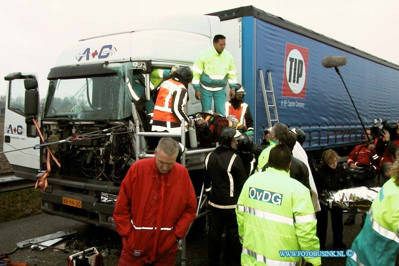 99120713.jpg - DSVD :Dordrecht:07-12-1999:ongeval 2 vrachtwagen rw a16 t/h van dordrecht tussen afslag s'gravendeel en de meordijbrug 1 vrachtwagen chauffeur raakt zo bekenld dat de brandweer en het ftaumahelikopter team zwaar gereedschap en matrieel moest in zetten op de zwaar gewonden chauffeur te bevrijden uit zijn kabine de rijksweg was ongeveer 2uur gestremt voor het verkeer dit leverde een enorme file op.Deze digitale foto blijft eigendom van FOTOPERSBURO BUSINK. Wij hanteren de voorwaarden van het N.V.F. en N.V.J. Gebruik van deze foto impliceert dat u bekend bent  en akkoord gaat met deze voorwaarden bij publicatie.EB/ETIENNE BUSINK