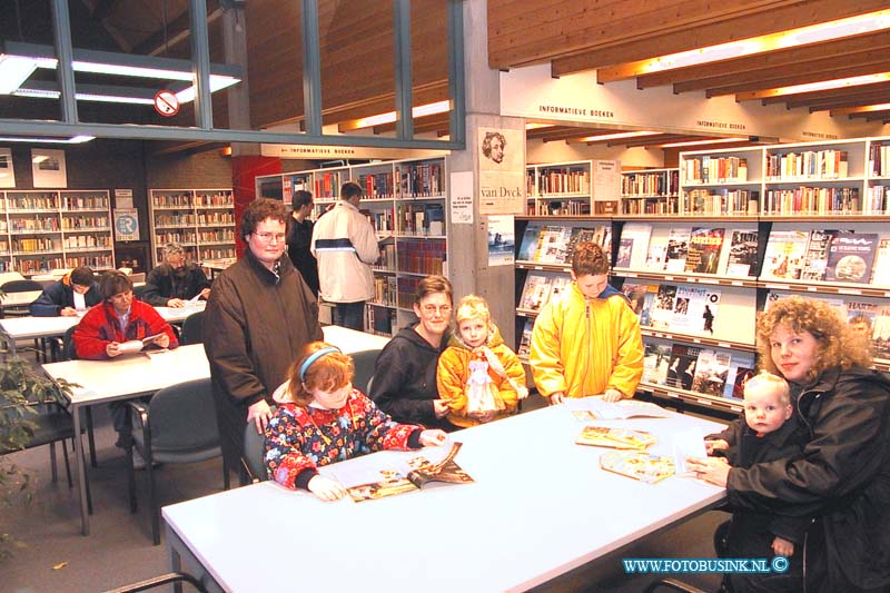 99120714.jpg - DE STEM VAN DORDT :Zewijndrechyt:07-12-1999:drukte in bibiotheek anjerstraat te zwijndrecht.Deze digitale foto blijft eigendom van FOTOPERSBURO BUSINK. Wij hanteren de voorwaarden van het N.V.F. en N.V.J. Gebruik van deze foto impliceert dat u bekend bent  en akkoord gaat met deze voorwaarden bij publicatie.EB/ETIENNE BUSINK