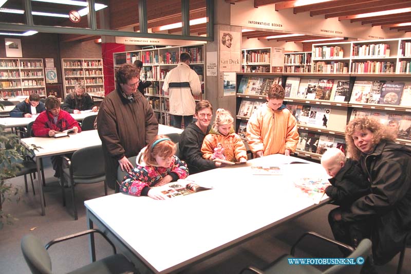 99120715.jpg - DE STEM VAN DORDT :Zewijndrechyt:07-12-1999:drukte in bibiotheek anjerstraat te zwijndrecht.Deze digitale foto blijft eigendom van FOTOPERSBURO BUSINK. Wij hanteren de voorwaarden van het N.V.F. en N.V.J. Gebruik van deze foto impliceert dat u bekend bent  en akkoord gaat met deze voorwaarden bij publicatie.EB/ETIENNE BUSINK