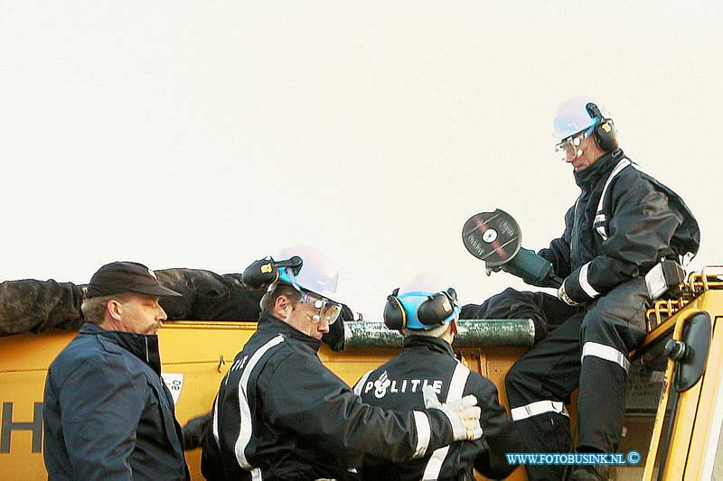 99120806.jpg - WFA :Papendrecht:08-12-1999:aktie groen front ivm rechtzaak vorige aktie weer bezeting terrein sophiatunnel in aanbouw papendrecht M.E. ontruimtDeze digitale foto blijft eigendom van FOTOPERSBURO BUSINK. Wij hanteren de voorwaarden van het N.V.F. en N.V.J. Gebruik van deze foto impliceert dat u bekend bent  en akkoord gaat met deze voorwaarden bij publicatie.EB/ETIENNE BUSINK