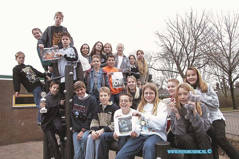 99120810.jpg - DE DORDTENAAR :H.I.Ambacht:08-12-1999:HENDRIK IDO AMBACHT 10.30 UUR OP SCHOOL DE BRON TROMPLAAN 49 GROEP 8A VAN MEVROUW VAN RIJSSEN PRIJSWINNAARS KINDERJURY FOTOWEDSTRIJD XANDRA DOORNBOS AANWEZIG!!!! Deze digitale foto blijft eigendom van FOTOPERSBURO BUSINK. Wij hanteren de voorwaarden van het N.V.F. en N.V.J. Gebruik van deze foto impliceert dat u bekend bent  en akkoord gaat met deze voorwaarden bij publicatie.EB/ETIENNE BUSINK