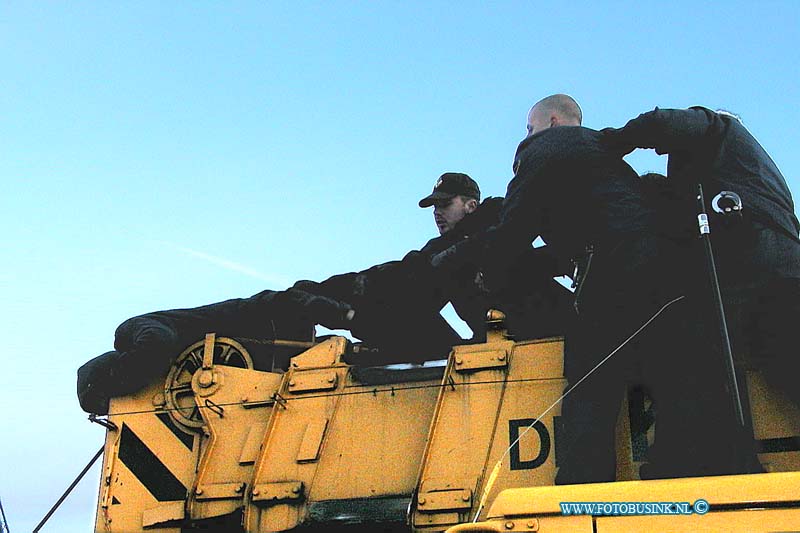 99120812.jpg - DE DORDTENAAR :Papendrecht:08-12-1999:aktie groen front ivm rechtzaak vorige aktie weer bezeting terrein sophiatunnel in aanbouw papendrecht M.E. ontruimtDeze digitale foto blijft eigendom van FOTOPERSBURO BUSINK. Wij hanteren de voorwaarden van het N.V.F. en N.V.J. Gebruik van deze foto impliceert dat u bekend bent  en akkoord gaat met deze voorwaarden bij publicatie.EB/ETIENNE BUSINK