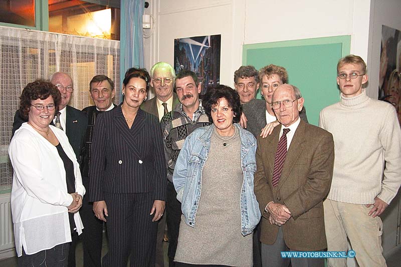 99121007.jpg - DE HIER ZWIJNDRECHT :Zwijndrecht:10-12-1999:onderscheidingen uitrijking bij de lunnehof duivenvoordezwijndrechtDeze digitale foto blijft eigendom van FOTOPERSBURO BUSINK. Wij hanteren de voorwaarden van het N.V.F. en N.V.J. Gebruik van deze foto impliceert dat u bekend bent  en akkoord gaat met deze voorwaarden bij publicatie.EB/ETIENNE BUSINK