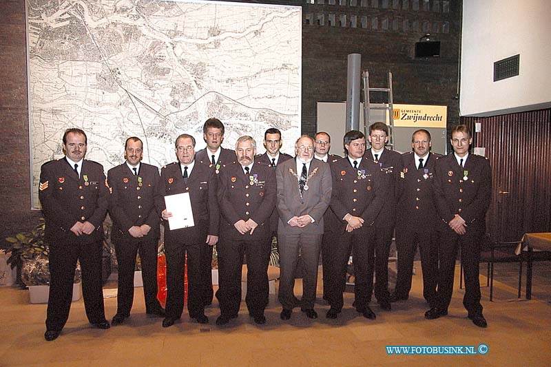 99121009.jpg - DE HIER ZWIJNDRECHT :Zwijndrecht:10-12-1999:onderscheidingen uitrijking bij de vrijwilligers brandweer korps van zwijndrecht in gemeentehuis.Deze digitale foto blijft eigendom van FOTOPERSBURO BUSINK. Wij hanteren de voorwaarden van het N.V.F. en N.V.J. Gebruik van deze foto impliceert dat u bekend bent  en akkoord gaat met deze voorwaarden bij publicatie.EB/ETIENNE BUSINK