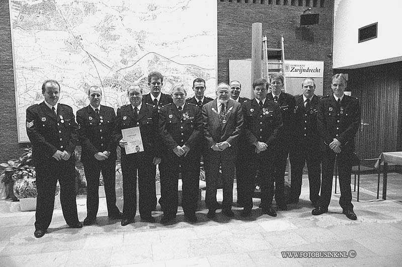 99121010.jpg - DE HIER ZWIJNDRECHT :Zwijndrecht:10-12-1999:onderscheidingen uitrijking bij de vrijwilligers brandweer korps van zwijndrecht in gemeentehuis.Deze digitale foto blijft eigendom van FOTOPERSBURO BUSINK. Wij hanteren de voorwaarden van het N.V.F. en N.V.J. Gebruik van deze foto impliceert dat u bekend bent  en akkoord gaat met deze voorwaarden bij publicatie.EB/ETIENNE BUSINK