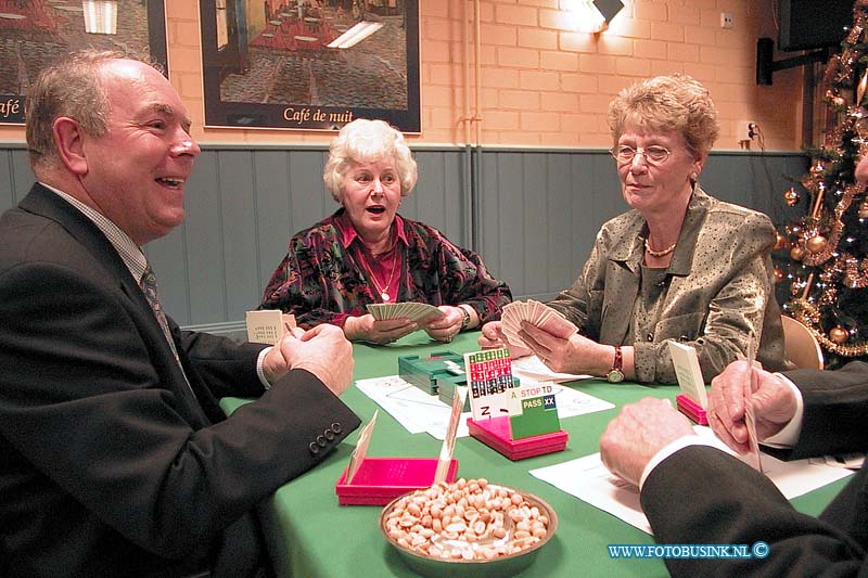 99121103.jpg - DE DORDTENAAR :Zwijndrecht:11-12-1999:Wijkcentrum Het Baken, Slagveld 99 te Zwijndrecht.Niet-rokers bridgeclub bestaat 10 jaar.Vragen naar de heer Bokhout en mevrouw ScheurwaterDeze digitale foto blijft eigendom van FOTOPERSBURO BUSINK. Wij hanteren de voorwaarden van het N.V.F. en N.V.J. Gebruik van deze foto impliceert dat u bekend bent  en akkoord gaat met deze voorwaarden bij publicatie.EB/ETIENNE BUSINK