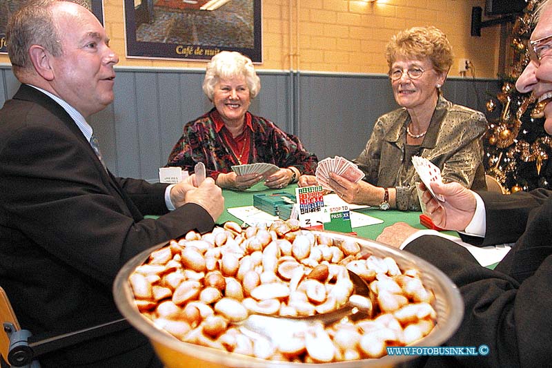 99121104.jpg - DE DORDTENAAR :Zwijndrecht:11-12-1999:Wijkcentrum Het Baken, Slagveld 99 te Zwijndrecht.Niet-rokers bridgeclub bestaat 10 jaar.Vragen naar de heer Bokhout en mevrouw ScheurwaterDeze digitale foto blijft eigendom van FOTOPERSBURO BUSINK. Wij hanteren de voorwaarden van het N.V.F. en N.V.J. Gebruik van deze foto impliceert dat u bekend bent  en akkoord gaat met deze voorwaarden bij publicatie.EB/ETIENNE BUSINK