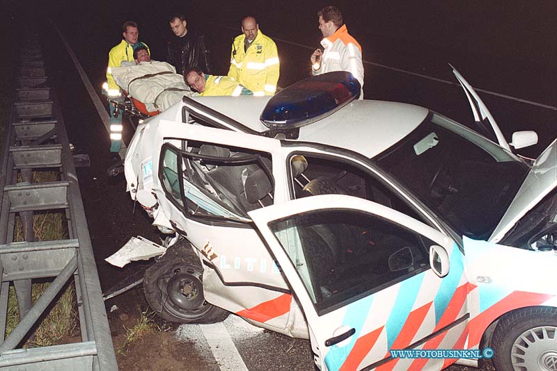 99121201.jpg - WFA :Gorinchem rw a15 :12-12-1999:ongeval RW a15 een auto mobilist rijdt met zijn auto over de vluchtstrook nabij de afslag gorinchem oost op een politie auto die daar ter beveiliging stond op de vluchtstrook bij een auto met pech de bestuurder van de auto die op de politie auto inreed komt bij het ongeval om het leven de twee politie agenten die in de politie auto zaten raken zwaar gewond de bestuurder van de auto met pech raak licht gewond de rijksweg RW a15 is enkel uren voor het verkeer afgesloten geweestDeze digitale foto blijft eigendom van FOTOPERSBURO BUSINK. Wij hanteren de voorwaarden van het N.V.F. en N.V.J. Gebruik van deze foto impliceert dat u bekend bent  en akkoord gaat met deze voorwaarden bij publicatie.EB/ETIENNE BUSINK