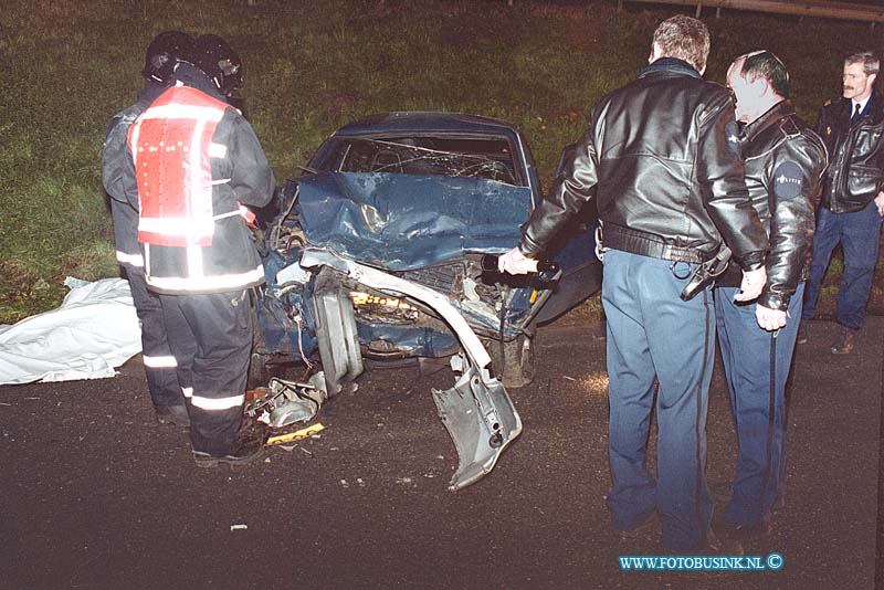 99121202.jpg - WFA :Gorinchem rw a15 :12-12-1999:de zwaar beschadigde auto van de overleden man die op de politie auto in reed op de vluchtstrook.ongeval RW a15 een auto mobilist rijdt met zijn auto over de vluchtstrook nabij de afslag gorinchem oost op een politie auto die daar ter beveiliging stond op de vluchtstrook bij een auto met pech de bestuurder van de auto die op de politie auto inreed komt bij het ongeval om het leven de twee politie agenten die in de politie auto zaten raken zwaar gewond de bestuurder van de auto met pech raak licht gewond de rijksweg RW a15 is enkel uren voor het verkeer afgesloten geweestDeze digitale foto blijft eigendom van FOTOPERSBURO BUSINK. Wij hanteren de voorwaarden van het N.V.F. en N.V.J. Gebruik van deze foto impliceert dat u bekend bent  en akkoord gaat met deze voorwaarden bij publicatie.EB/ETIENNE BUSINK