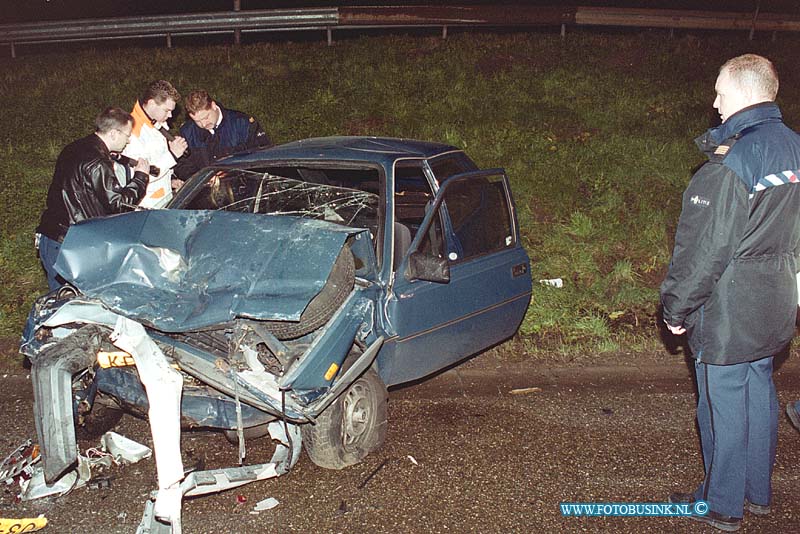 99121205.jpg - het rotterdams dagblad :Gorinchem rw a15 :12-12-1999:de zwaar beschadigde auto van de overleden man die op de politie auto in reed op de vluchtstrook.ongeval RW a15 een auto mobilist rijdt met zijn auto over de vluchtstrook nabij de afslag gorinchem oost op een politie auto die daar ter beveiliging stond op de vluchtstrook bij een auto met pech de bestuurder van de auto die op de politie auto inreed komt bij het ongeval om het leven de twee politie agenten die in de politie auto zaten raken zwaar gewond de bestuurder van de auto met pech raak licht gewond de rijksweg RW a15 is enkel uren voor het verkeer afgesloten geweestDeze digitale foto blijft eigendom van FOTOPERSBURO BUSINK. Wij hanteren de voorwaarden van het N.V.F. en N.V.J. Gebruik van deze foto impliceert dat u bekend bent  en akkoord gaat met deze voorwaarden bij publicatie.EB/ETIENNE BUSINK