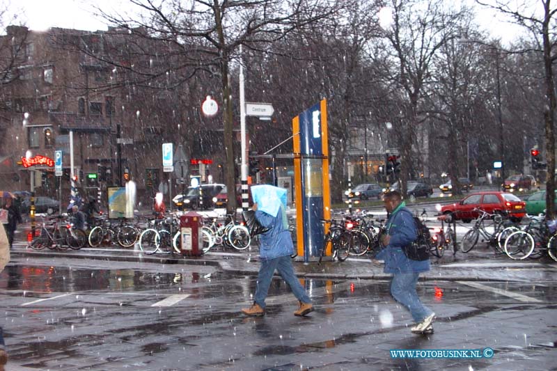 99121402.jpg - DE DORDTENAAR :Dordrecht:14-12-1999:noodweer in dordt de ploselingen sneeuw verrast ieder satation dordrechtDeze digitale foto blijft eigendom van FOTOPERSBURO BUSINK. Wij hanteren de voorwaarden van het N.V.F. en N.V.J. Gebruik van deze foto impliceert dat u bekend bent  en akkoord gaat met deze voorwaarden bij publicatie.EB/ETIENNE BUSINK