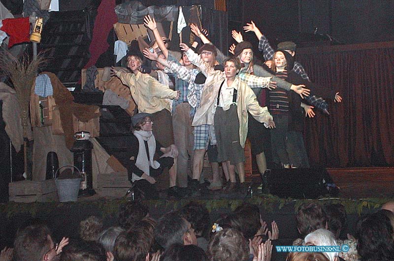 99121506.jpg - DE DORDTENAAR :Dordrecht:15-12-1999:HALMAHEIRAPLEIN OP HET INSULACOLLEGE PREMIÈRE VAN TONEELSTUK OLIVER TWIST DOOR DE LEERLINGEN.Deze digitale foto blijft eigendom van FOTOPERSBURO BUSINK. Wij hanteren de voorwaarden van het N.V.F. en N.V.J. Gebruik van deze foto impliceert dat u bekend bent  en akkoord gaat met deze voorwaarden bij publicatie.EB/ETIENNE BUSINK