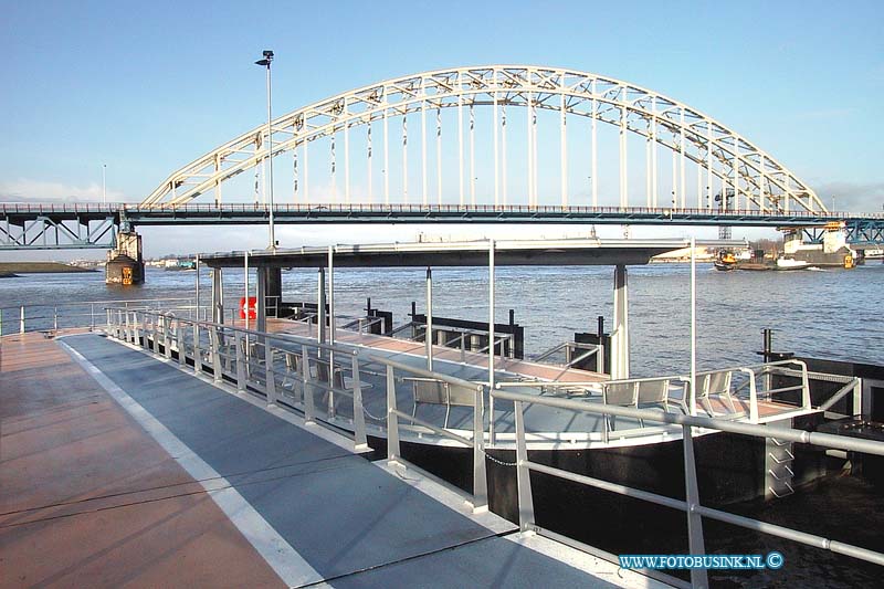 99121605.jpg - DE DORDTENAAR :H.I.Ambacht:16-12-1999:de nieuwe aanleg steiger voor de waterbussen nu ook aan de veerweg in hendrik ido ambacht de laaste dingen worden gedaan morgen wordt het oficeel in gebruik geneomen.Deze digitale foto blijft eigendom van FOTOPERSBURO BUSINK. Wij hanteren de voorwaarden van het N.V.F. en N.V.J. Gebruik van deze foto impliceert dat u bekend bent  en akkoord gaat met deze voorwaarden bij publicatie.EB/ETIENNE BUSINK