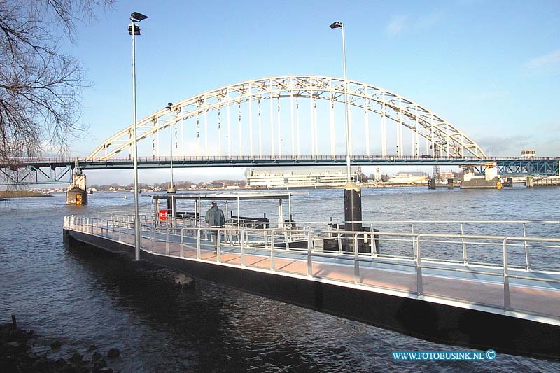 99121606.jpg - DE DORDTENAAR :H.I.Ambacht:16-12-1999:de nieuwe aanleg steiger voor de waterbussen nu ook aan de veerweg in hendrik ido ambacht de laaste dingen worden gedaan morgen wordt het oficeel in gebruik geneomen.Deze digitale foto blijft eigendom van FOTOPERSBURO BUSINK. Wij hanteren de voorwaarden van het N.V.F. en N.V.J. Gebruik van deze foto impliceert dat u bekend bent  en akkoord gaat met deze voorwaarden bij publicatie.EB/ETIENNE BUSINK