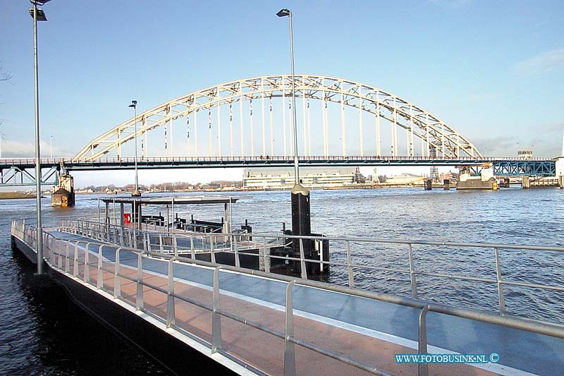 99121607.jpg - DE DORDTENAAR :H.I.Ambacht:16-12-1999:de nieuwe aanleg steiger voor de waterbussen nu ook aan de veerweg in hendrik ido ambacht de laaste dingen worden gedaan morgen wordt het oficeel in gebruik geneomen.Deze digitale foto blijft eigendom van FOTOPERSBURO BUSINK. Wij hanteren de voorwaarden van het N.V.F. en N.V.J. Gebruik van deze foto impliceert dat u bekend bent  en akkoord gaat met deze voorwaarden bij publicatie.EB/ETIENNE BUSINK