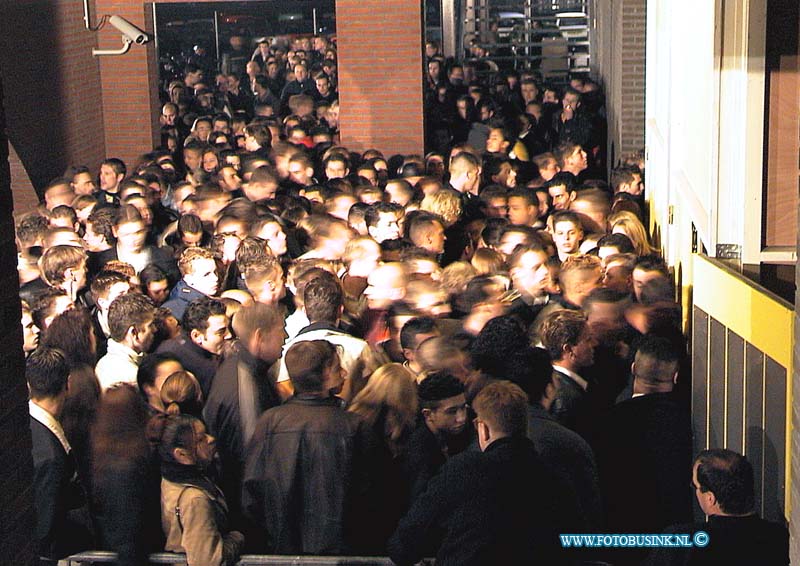 99121613.jpg - DE DORDTENAAR :Dordrecht:16-12-1999:opening van scanners discotheekaan de karel lotsyweg. digitale foto blijft eigendom van FOTOPERSBURO BUSINK. Wij hanteren de voorwaarden van het N.V.F. en N.V.J. Gebruik van deze foto impliceert dat u bekend bent  en akkoord gaat met deze voorwaarden bij publicatie.EB/ETIENNE BUSINK