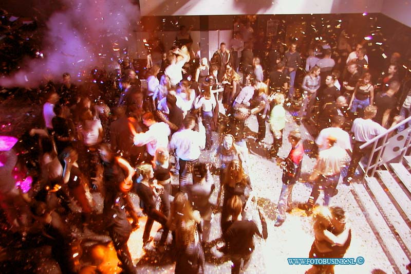 99121614.jpg - DE DORDTENAAR :Dordrecht:16-12-1999:opening van scanners discotheekaan de karel lotsyweg. digitale foto blijft eigendom van FOTOPERSBURO BUSINK. Wij hanteren de voorwaarden van het N.V.F. en N.V.J. Gebruik van deze foto impliceert dat u bekend bent  en akkoord gaat met deze voorwaarden bij publicatie.EB/ETIENNE BUSINK