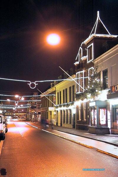 99121616.jpg - DE DORDTENAAR :Dordrecht:16-12-1999:de spuiweg in dordrecht in de kerst verlichtingDeze digitale foto blijft eigendom van FOTOPERSBURO BUSINK. Wij hanteren de voorwaarden van het N.V.F. en N.V.J. Gebruik van deze foto impliceert dat u bekend bent  en akkoord gaat met deze voorwaarden bij publicatie.EB/ETIENNE BUSINK